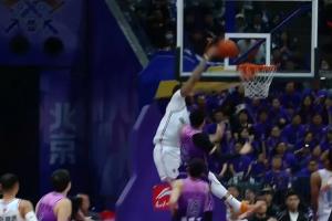 亚博体育-NBA十佳球级别的隔扣！克里斯快攻接球霸王张弓砸扣沈梓捷！