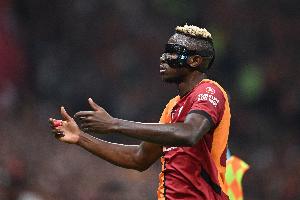 记者：那不勒斯要加拉塔萨雷为奥斯梅恩立刻付5500万，2000万分期