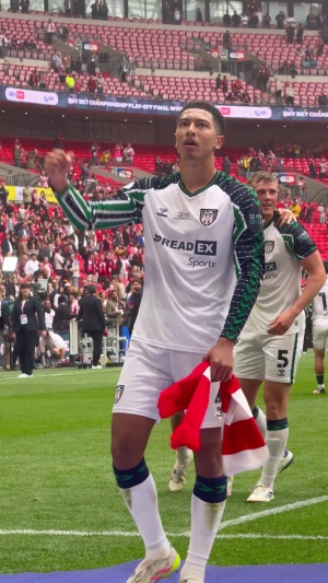 亚博体育-爱得深沉！19岁小贝林升超后朝看台指着桑德兰队徽，多队对其有意