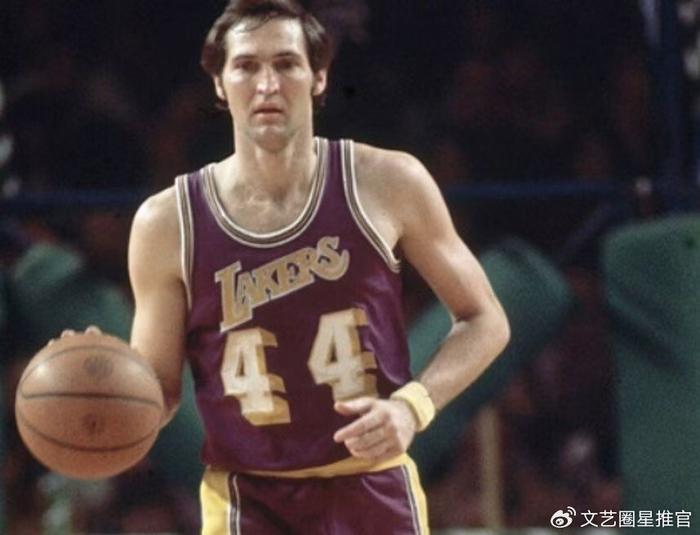 亚博体育-魔术师约翰逊评湖人队史最佳阵容：OK组合上榜，詹姆斯未在列