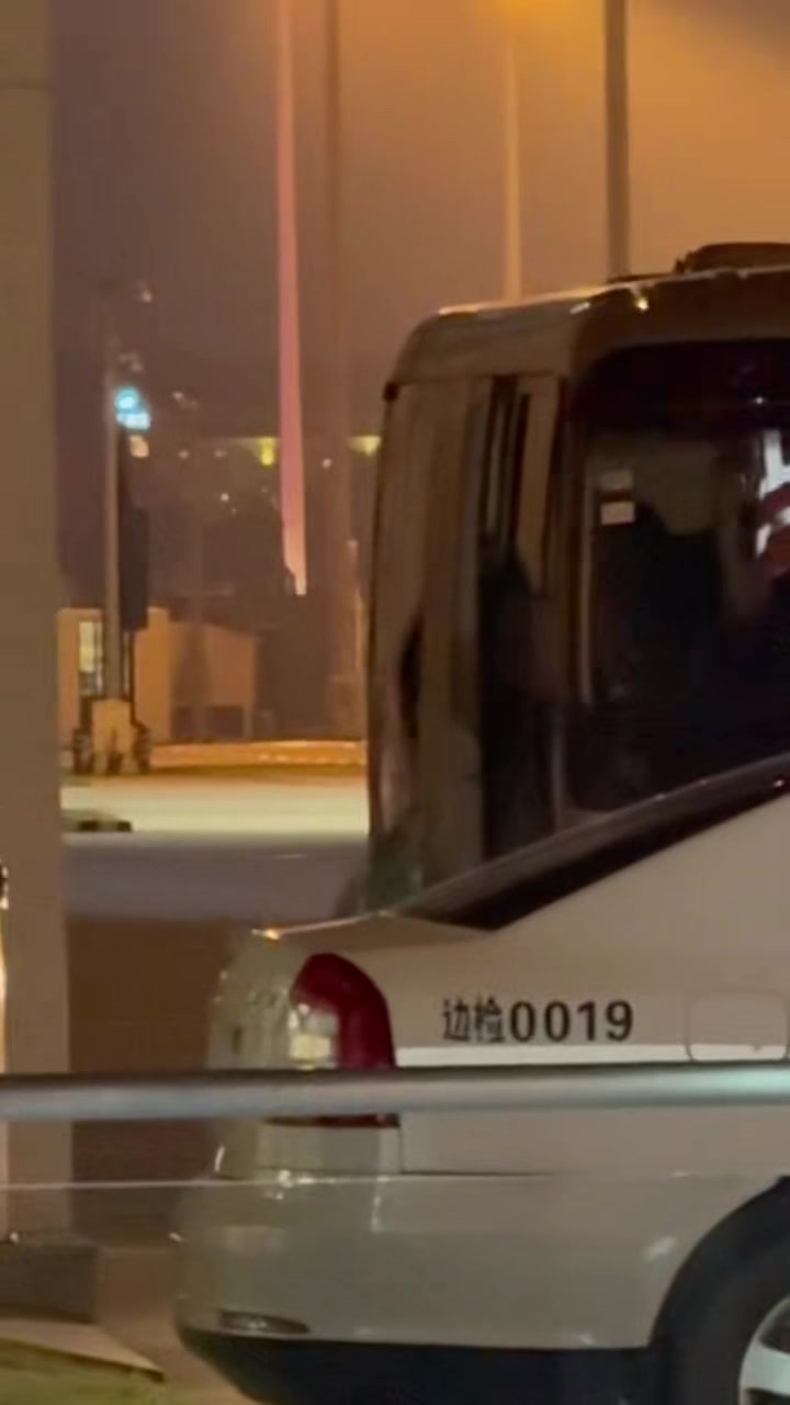 yabo-詹姆斯包机深夜抵达上海虹桥，众多球迷热情迎接