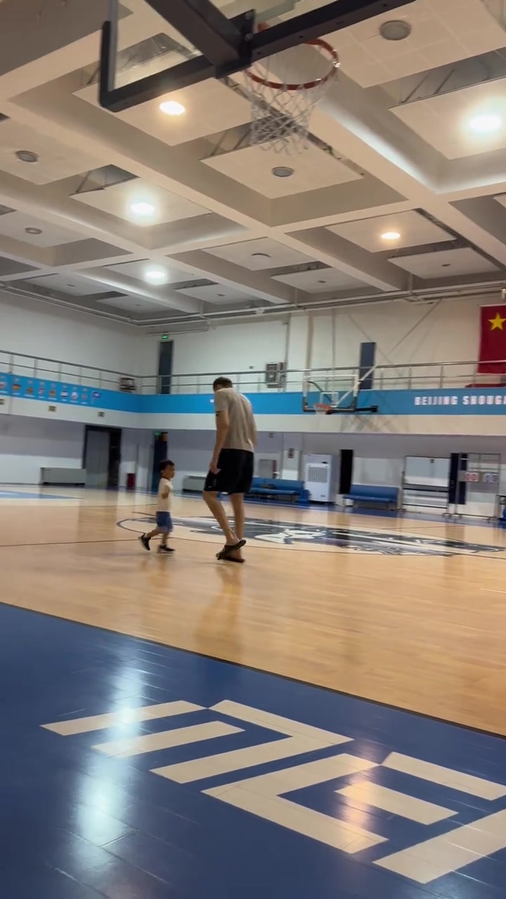 yabo-周琦携子训练：强度提升引小儿子委屈落泪，不及哥哥表现