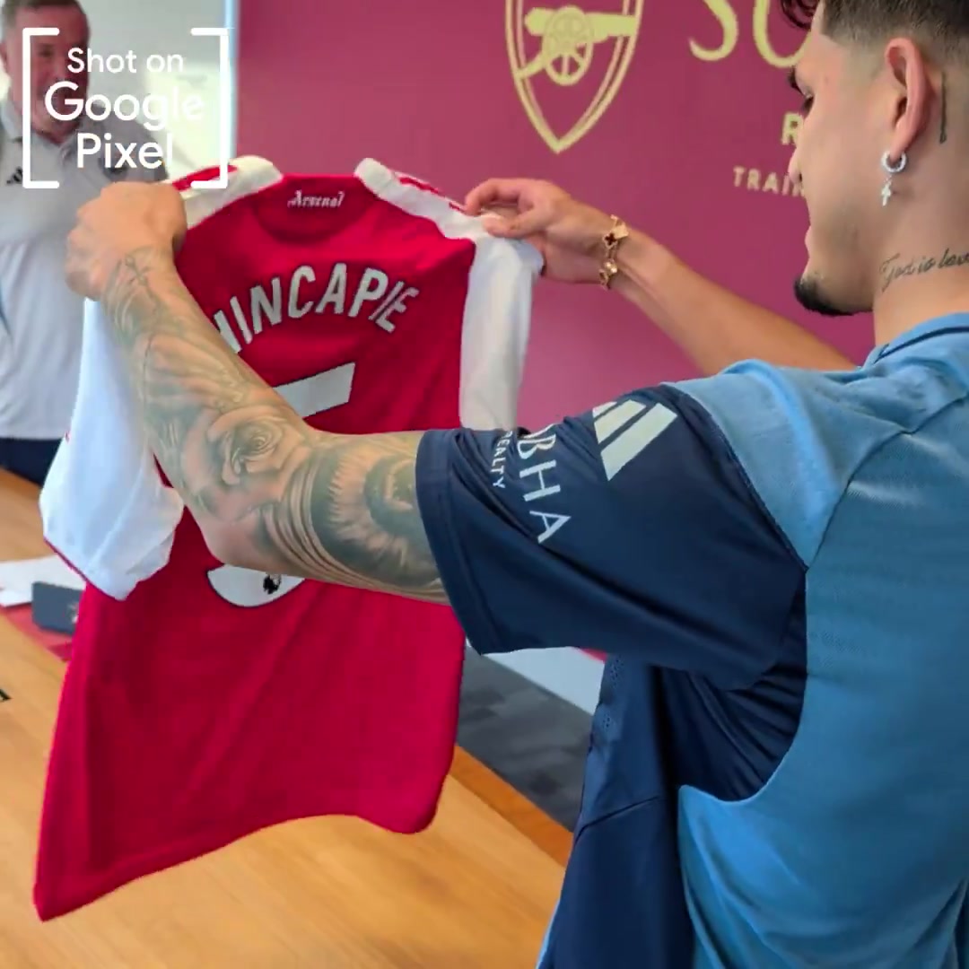 亚博-英姿飒爽！因卡皮耶身着阿森纳战袍拍摄宣传大片，官方社媒独家幕后花絮曝光