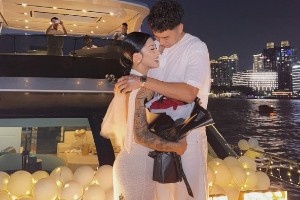 亚博体育-李添荣女友晒被求婚的现场照：爱的故事 ​​​