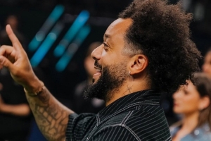 露一手！马塞洛在克罗斯面前展示转球技术