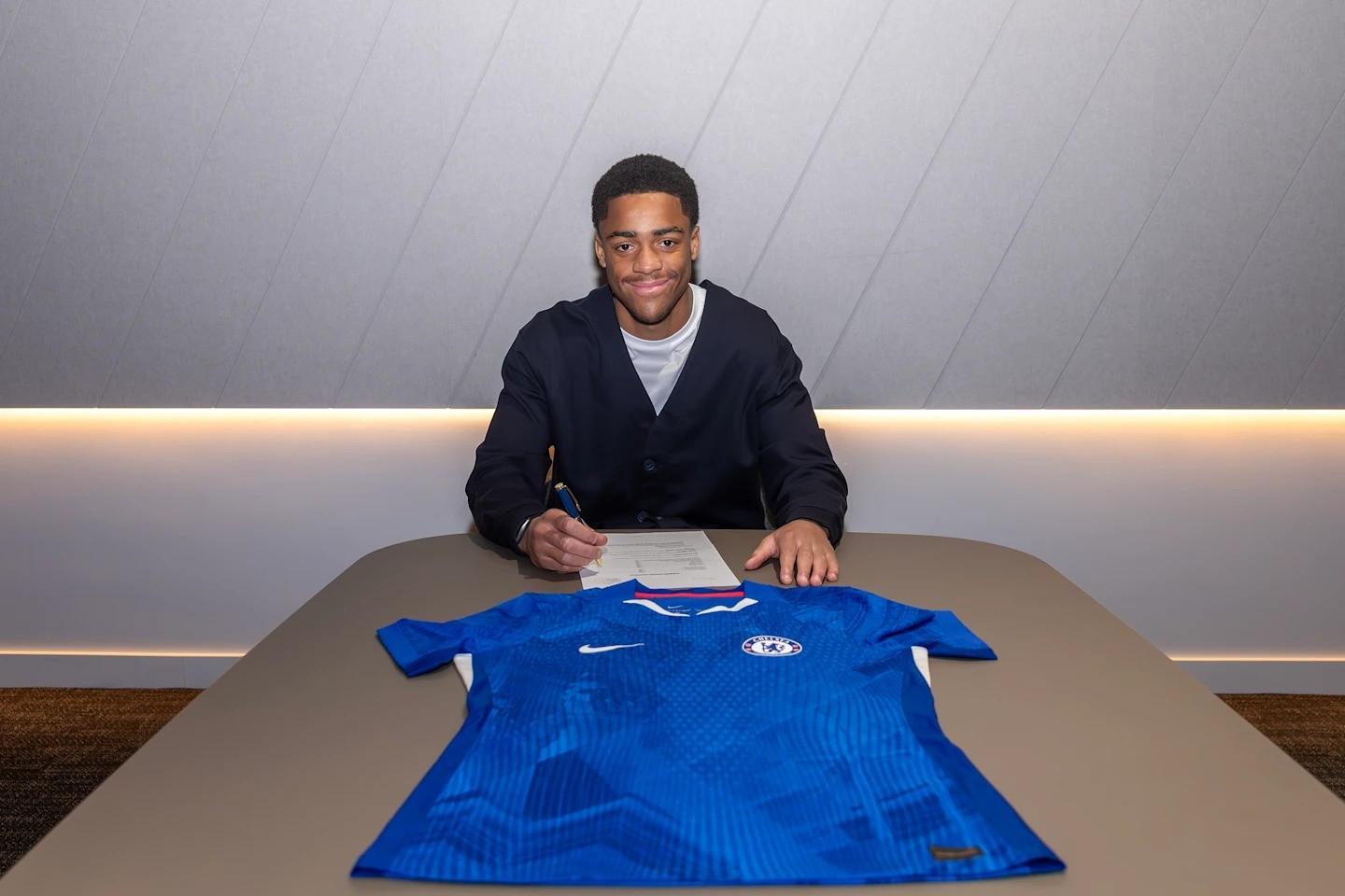 亚博体育-官方：17岁边锋麦奎因与切尔西签下首份职业合同