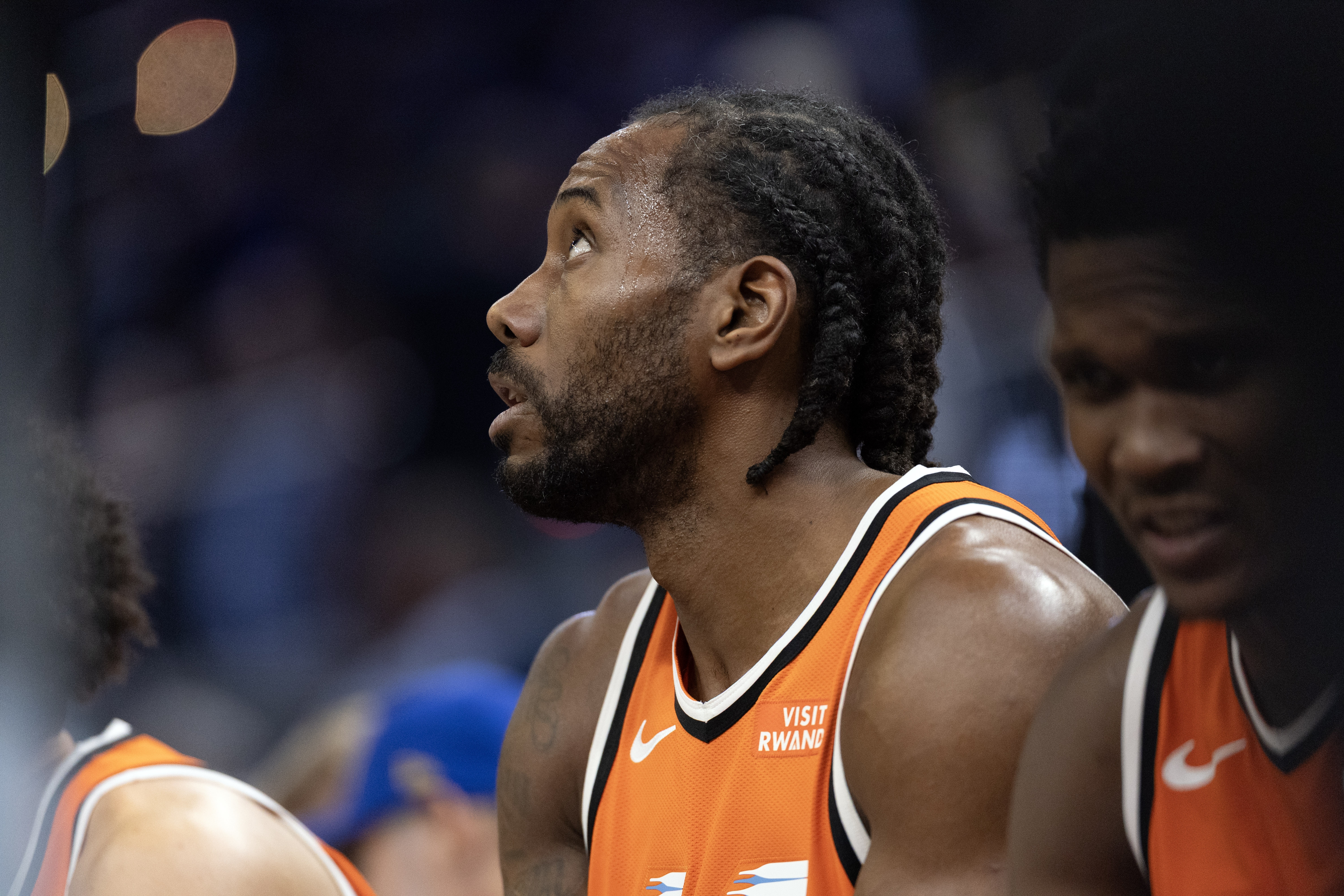 亚博体育-延续纪录！伦纳德连续38场砍下20+ 距离队史纪录还差6场