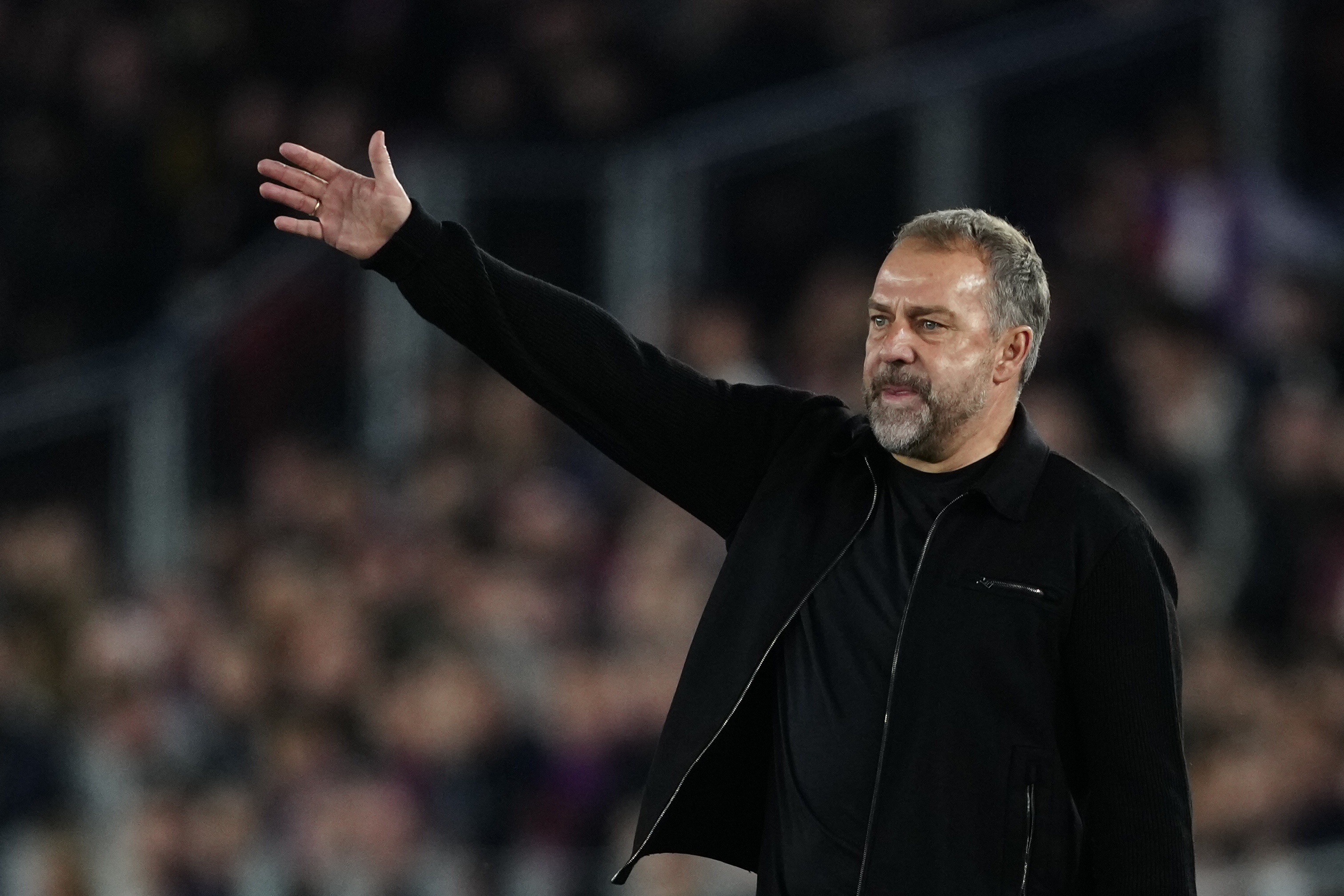 yabo-43场已使用19种不同后防组合，巴萨零封15场但也连续10场丢球