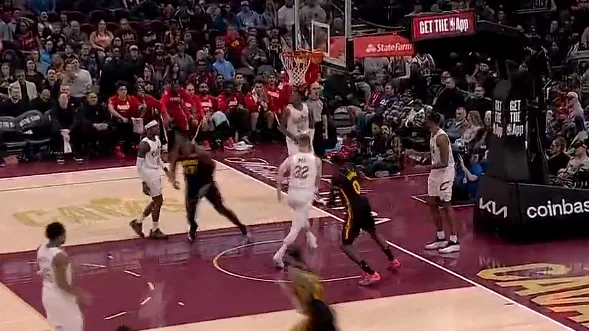 亚博体育-库明加攻守转换抗开对手上篮打进，老鹰本场比赛首次领先